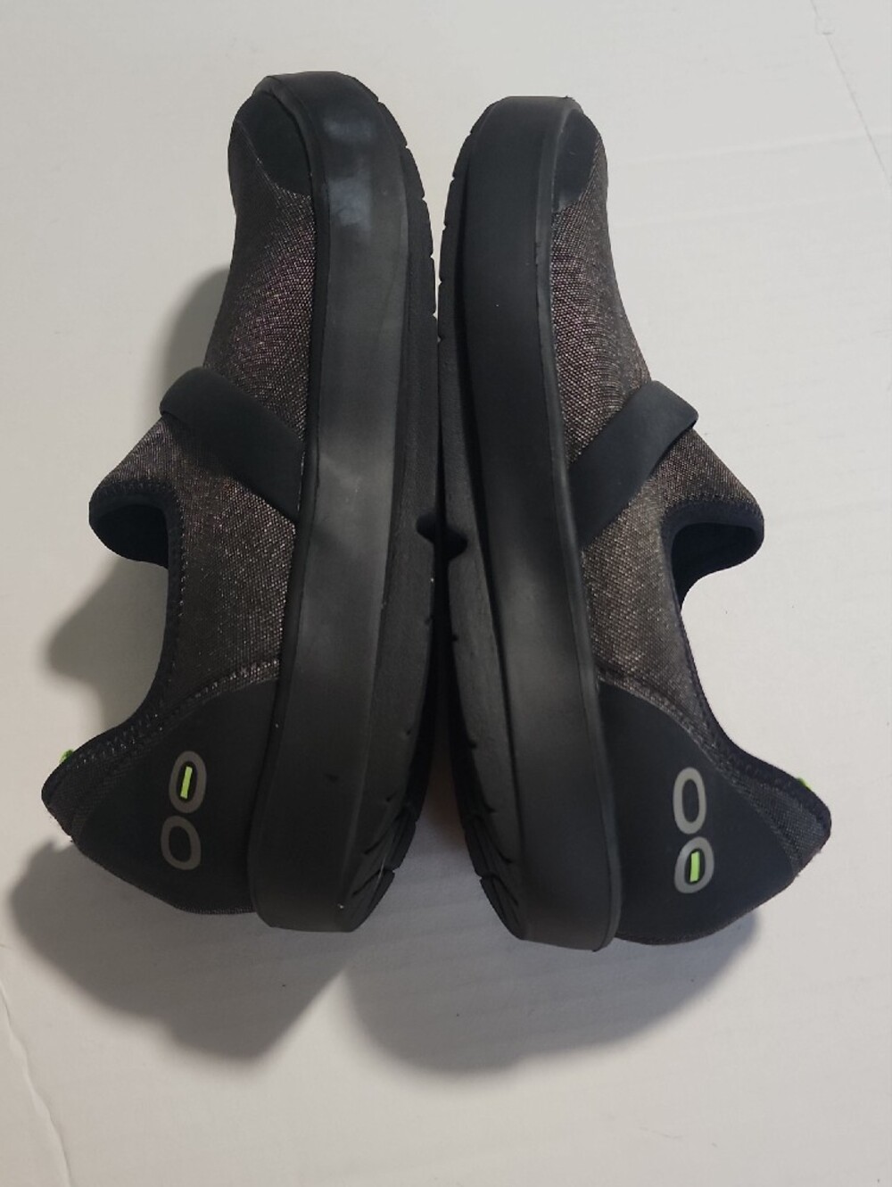 OOFOS Black Slip-On Clogs with Green Insole - Picture 5 of 10